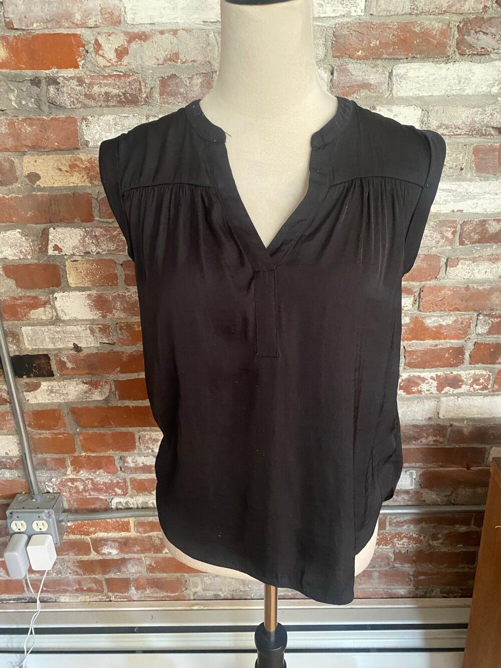 RACHEL Rachel Roy Black Sleeveless V-Neck Blouse Top Sz XS Pleated Back Casual